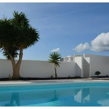Апартаменты Puerto Del Carmen Sleeps 4 Pool Wifi Пуэрто дель Кармен